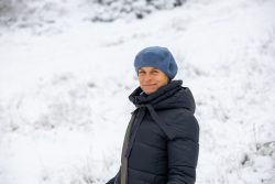 Landschaftsfotografie Großer Feldberg Taunus Winter Januar 2025 Person in blauer Mütze und Winterjacke im Schnee