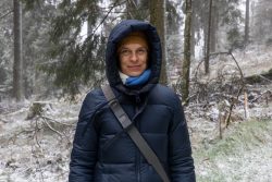 Landschaftsfotografie Großer Feldberg Taunus Winter Januar 2025 Person in Winterjacke im schneebedeckten Wald