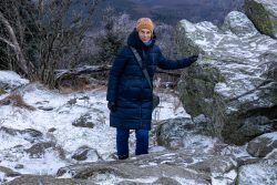 Landschaftsfotografie Großer Feldberg Taunus Winter Januar 2025 Person in Winterkleidung auf verschneitem Bergpfad