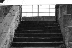 Halla Venezia Schwäbisch Hall Februar 2023 Eine verwitterte Steintreppe endet an einem abgeschlossenen Tor Halla Venezia Schwäbisch Hall Februar 2023 Alte Steintreppe führt zu einem verschlossenen Gittertor