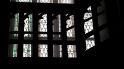 Halla Venezia Schwäbisch Hall Februar 2023 Ein kunstvolles gotisches Fenster in einer Kirche, das Licht strömt herein Halla Venezia Schwäbisch Hall Februar 2023 Gotisches Kirchenfenster mit farbigen Mustern und dunklen Konturen