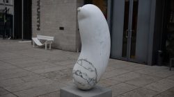 Halla Venezia Schwäbisch Hall Februar 2023 Eine elegante Skulptur aus weißem Marmor, die auf einem Sockel steht Halla Venezia Schwäbisch Hall Februar 2023 Weiße Marmorskulptur eines gebogenen Körpers im Außenbereich