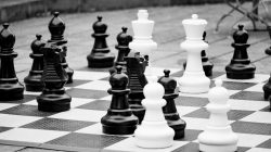 Halla Venezia Schwäbisch Hall Februar 2023 Schwarz-Weiß-Aufnahme eines großen Schachspiels im Freien auf einem Platz Halla Venezia Schwäbisch Hall Februar 2023 Großes Freiluft-Schachspiel auf einem Schachbrett im Freien