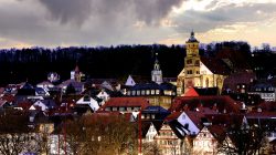 Halla Venezia Schwäbisch Hall Februar 2023 Beleuchtete Altstadt mit Fachwerkhäusern und Kirche in der Abenddämmerung Halla Venezia Schwäbisch Hall Februar 2023 Historische Altstadt bei Dämmerung mit Fachwerkhäusern und Kirche