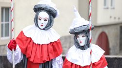 Halla Venezia Schwäbisch Hall Februar 2023 Teilnehmer in farbenfrohen Kostümen verkörpern den Geist des Karnevals Halla Venezia Schwäbisch Hall Februar 2023 Zwei Menschen in rot-weißen Kostümen und Masken bei einem Karnevalsfest