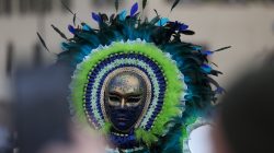 Halla Venezia Schwäbisch Hall Februar 2023 Eine aufwendige Maske mit Federn und Goldverzierungen, charakteristisch für den venezianischen Karneval Halla Venezia Schwäbisch Hall Februar 2023 Detailreiche venezianische Maske mit Federn und Goldverzierung auf Karneval