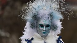 Halla Venezia Schwäbisch Hall Februar 2023 Eine Person trägt eine kunstvoll verzierte venezianische Maske mit blau-silbernem Design Halla Venezia Schwäbisch Hall Februar 2023 Silberne venezianische Maske mit blauem Kopfschmuck und Federn
