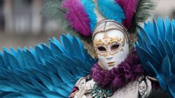 Halla Venezia Schwäbisch Hall Februar 2023 Eine kunstvolle venezianische Maske mit bunten Federn auf einem Karneval. Halla Venezia Schwäbisch Hall Februar 2023 Venezianische Maske mit Federn und aufwendigen Dekorationen auf einem Karneval