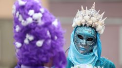 Halla Venezia Schwäbisch Hall Februar 2023 Zwei Personen in kunstvollen Masken und Kostümen beim venezianischen Karneval Halla Venezia Schwäbisch Hall Februar 2023 Menschen in fantasievoll gestalteten venezianischen Karnevalsmasken und bunten Kostümen