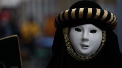 Halla Venezia Schwäbisch Hall Februar 2023 Eine detailreiche Karnevalsmaske aus Venedig mit traditionellem Design Halla Venezia Schwäbisch Hall Februar 2023 Traditionelle venezianische Karnevalsmaske in Schwarz-Weiß