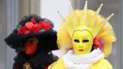 Halla Venezia Schwäbisch Hall Februar 2023 Faszinierende Kostüme bei einem venezianischen Maskenball Halla Venezia Schwäbisch Hall Februar 2023 Zwei Personen in bunten venezianischen Masken auf einem Kostümball