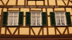 Halla Venezia Schwäbisch Hall Februar 2023 Ein charmantes Fachwerkhaus mit dekorativen Elementen. Halla Venezia Schwäbisch Hall Februar 2023 Fachwerkhaus mit drei Fenstern und grünen Fensterläden