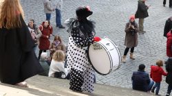 Halla Venezia Schwäbisch Hall Februar 2023 Ein Teilnehmer im auffälligen Karnevalskostüm spielt Trommel auf Stadtplatz Halla Venezia Schwäbisch Hall Februar 2023 Karnevalskostüm mit Punktemuster und großer Trommel in Straßenszene