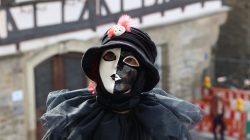 Halla Venezia Schwäbisch Hall Februar 2023 Ein traditionelles Kostüm bei einem europäischen Karneval Halla Venezia Schwäbisch Hall Februar 2023 Fasnacht-Karnevalsmaskerade mit bunter, bemalter Vollmaske