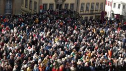 Halla Venezia Schwäbisch Hall Februar 2023 Viele Menschen versammeln sich auf einem Platz im Freien Halla Venezia Schwäbisch Hall Februar 2023 Große Menschenmenge bei einer Veranstaltung im Freien