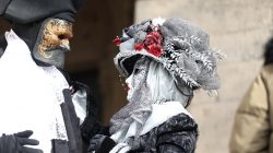 Halla Venezia Schwäbisch Hall Februar 2023 Künstlerische Darstellung venezianischer Masken bei historischem Fest Halla Venezia Schwäbisch Hall Februar 2023 Zwei Personen in venezianischen Maskenkostümen bei einem traditionellen Fest