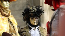 Halla Venezia Schwäbisch Hall Februar 2023 Person in traditioneller venezianischer Maske und Kostüm beim Karneval Halla Venezia Schwäbisch Hall Februar 2023 Karnevalsmaskerade mit aufwändigem venezianischem Kostüm