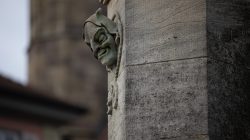 Halla Venezia Schwäbisch Hall Februar 2023 Eine detaillierte Aufnahme eines Wasserspeiers in Deutschland Halla Venezia Schwäbisch Hall Februar 2023 Kleine Wasserspeier-Skulptur an einem steinernen Gebäude