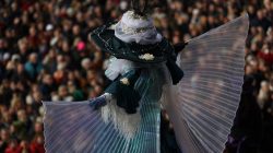 Halla Venezia Schwäbisch Hall Februar 2023 Ein elegantes Kostüm mit Federn und Flügeln zieht im Karneval die Blicke auf sich Halla Venezia Schwäbisch Hall Februar 2023 Karnevalskostüm mit Federhut und wehenden Flügeln auf überfülltem Platz