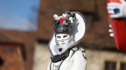 Halla Venezia Schwäbisch Hall Februar 2023 Eine traditionell gekleidete Person mit aufwendiger Maske auf einem kulturellen Event Halla Venezia Schwäbisch Hall Februar 2023 Person in kunstvoller venezianischer Maske auf einem Festival