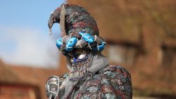 Halla Venezia Schwäbisch Hall Februar 2023 Bunte Maskerade in einem reichen, traditionellen venezianischen Kostüm Halla Venezia Schwäbisch Hall Februar 2023 Traditionelle venezianische Maske in farbenfrohem Kostüm und Kopfbedeckung