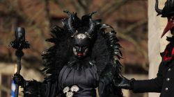 Halla Venezia Schwäbisch Hall Februar 2023 Kostümierte Figur auf einem traditionellen Festival Halla Venezia Schwäbisch Hall Februar 2023 Person in schwarzem Kostüm mit Hörnern und Maske auf Festival