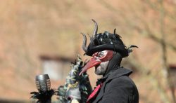 Halla Venezia Schwäbisch Hall Februar 2023 Ein Teilnehmer des Karnevals in auffälligem Kostüm Halla Venezia Schwäbisch Hall Februar 2023 Mann im schwarzen Kostüm und Maske mit Hörnern beim Karneval