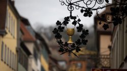 Halla Venezia Schwäbisch Hall Februar 2023 Ein kunstvolles Gasthausschild mit Kelchmotiven in einer malerischen Altstadtstraße. Halla Venezia Schwäbisch Hall Februar 2023 Schmiedeeisernes Gasthausschild mit Kelchmotiv in malerischer Altstadtstraße