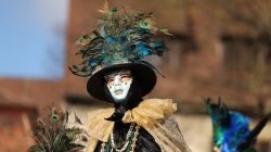 Halla Venezia Schwäbisch Hall Februar 2023 Eine Person in einem farbenfrohen venezianischen Kostüm während eines Festes Halla Venezia Schwäbisch Hall Februar 2023 Person in venezianischem Kostüm mit Pfauenfedern und Masken