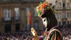 Halla Venezia Schwäbisch Hall Februar 2023 Teilnehmer in einem aufwendig gestalteten Blumen-Kostüm während eines lebhaften Straßenfestivals Halla Venezia Schwäbisch Hall Februar 2023 Person in aufwendigem Blumen-Kostüm bei einem Straßenfestival