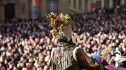 Halla Venezia Schwäbisch Hall Februar 2023 Eine verkleidete Figur mit Blumenkrone begeistert das Publikum auf einem großen Festival. Halla Venezia Schwäbisch Hall Februar 2023 Kostümierte Person mit Blumenkrone auf Festival vor großer Menschenmenge