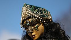 Halla Venezia Schwäbisch Hall Februar 2023 Eine kunstvoll gestaltete venezianische Maske mit goldenem Gesicht und reichem Kopfschmuck Halla Venezia Schwäbisch Hall Februar 2023 Nahaufnahme einer Person mit venezianischer Maske und aufwendig verziertem Kopfschmuck