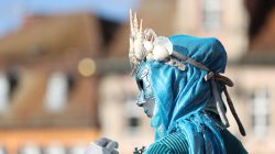 Halla Venezia Schwäbisch Hall Februar 2023 Eine in blau-grün gekleidete Figur mit Perlen- und Muschel-Dekoration Halla Venezia Schwäbisch Hall Februar 2023 Kostümierte Figur mit Muscheln und Perlen auf dem Hut