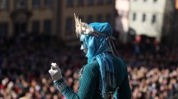 Halla Venezia Schwäbisch Hall Februar 2023 Eine verkleidete Person mit auffälliger Maske beeindruckt auf einem Festival. Halla Venezia Schwäbisch Hall Februar 2023 Person in blauem Kostüm und Maske vor Menschenmenge bei einem Festival