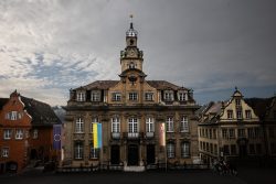 Halla Venezia Schwäbisch Hall Februar 2023 Das Rathaus von Ludwigsburg zeigt europäische und lokale Flaggen Halla Venezia Schwäbisch Hall Februar 2023 Historisches Gebäude in Ludwigsburg, Deutschland mit europäischer und Stadtflagge