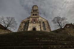 Halla Venezia Schwäbisch Hall Februar 2023 Eine beeindruckende historische Kirche mit Uhrturm Halla Venezia Schwäbisch Hall Februar 2023 Kirche mit großem Uhrturm unter bewölktem Himmel