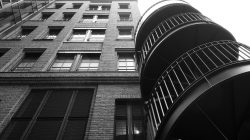 Hamburg Hafencity Fotoserie Aloys Peter Trenz März 2023 Schwarz-weiß Foto von Gebäude mit Wendeltreppe