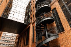 Hamburg Hafencity Fotoserie Aloys Peter Trenz März 2023 Moderne Architektur mit Backsteinfassade und Wendeltreppe