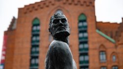 Hamburg Hafencity Fotoserie Aloys Peter Trenz März 2023 Skulptur vor historischer Backsteinarchitektur