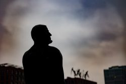 Hamburg Hafencity Fotoserie Aloys Peter Trenz März 2023 Statue vor stürmischem Himmel in urbaner Umgebung