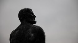 Hamburg Hafencity Fotoserie Aloys Peter Trenz März 2023 Bronzestatue eines Mannes vor grauem Himmel im Profil