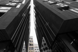 Hamburg Hafencity Fotoserie Aloys Peter Trenz März 2023 Moderne Architektur mit dunklen Hochhäusern und Lichtspiel