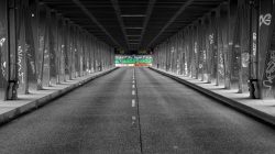 Hamburg Hafencity Fotoserie Aloys Peter Trenz März 2023 Einsame Tunnelstraße mit Graffitikunst am Ende