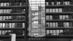 Hamburg Hafencity Fotoserie Aloys Peter Trenz März 2023 Moderne Glas- und Betonfassade eines Mehrfamilienhauses