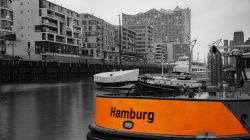 Hamburg Hafencity Fotoserie Aloys Peter Trenz März 2023 Hamburger Hafen mit Elbphilharmonie und modernen Gebäuden im Hintergrund