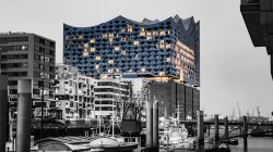 Hamburg Hafencity Fotoserie Aloys Peter Trenz März 2023 Elbphilharmonie in Hamburg bei Dämmerung, modernes Konzertgebäude mit beleuchteten Fenstern