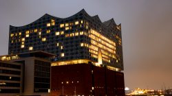 Hamburg Hafencity Fotoserie Aloys Peter Trenz März 2023 Beleuchtete Elbphilharmonie in Hamburg bei Nacht