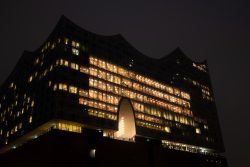 Hamburg Hafencity Fotoserie Aloys Peter Trenz März 2023 Beleuchtete Elbphilharmonie in Hamburg bei Nacht