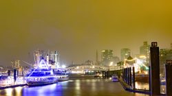 Hamburg Hafencity Fotoserie Aloys Peter Trenz März 2023 Nächtlicher Blick auf den beleuchteten Hamburger Hafen mit Schiffen