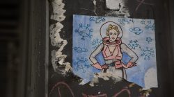 Hamburg Hafencity Fotoserie Aloys Peter Trenz März 2023 Futuristische Frau in Raummontur auf einem abgenutzten Plakat mit planetarischen Symbolen